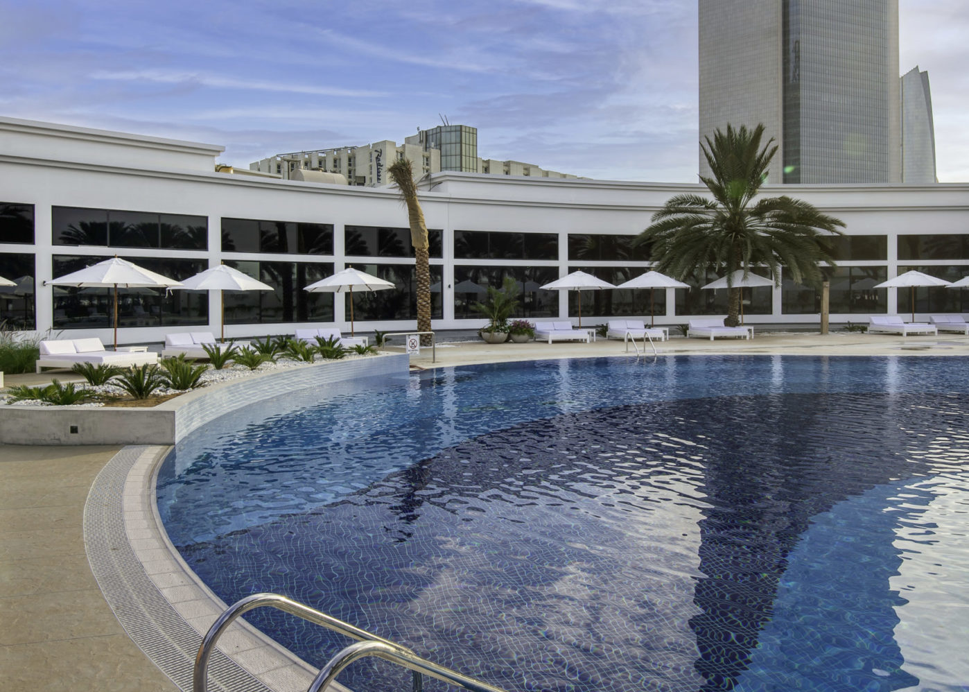 Radisson Blu Abu Dhabi Hotel Pool